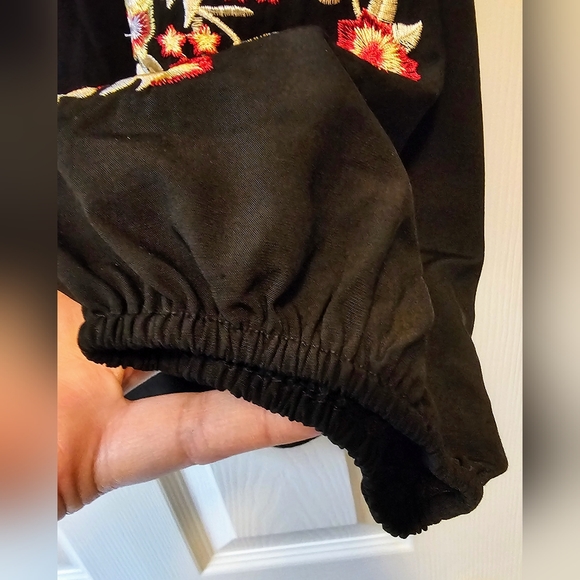 Casual Boho Embroidered Pattern Pleated Blouse NWT - Picture 5 of 8